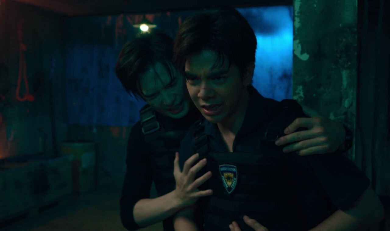 Atores fardados como policiais interagindo no dorama The Sign.