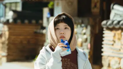 A atriz Kim Hyang Gi caracterizada no dorama com expressão de susto ou preocupação.
