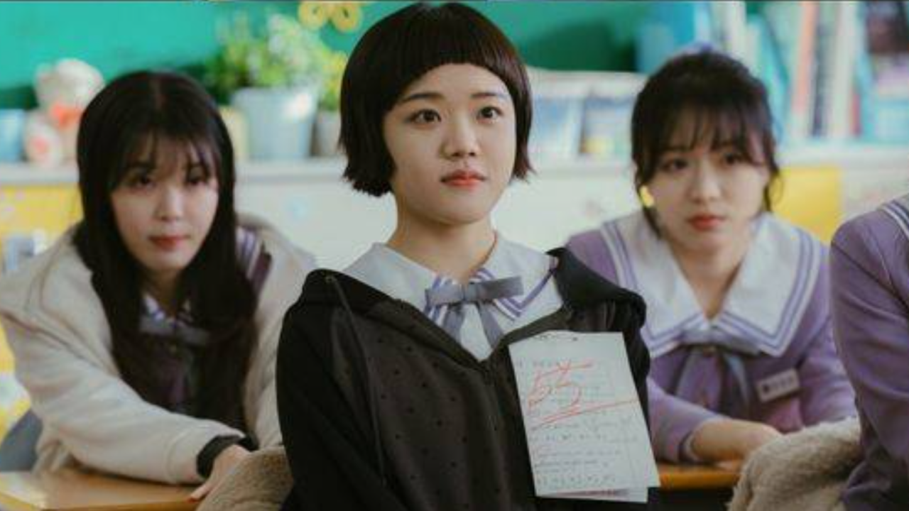 Atriz sul-coreana Kim Hyang Gi caracterizada como estudante em ambiente de reunião escolar.