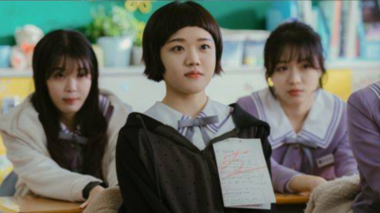 Atriz sul-coreana Kim Hyang Gi caracterizada como estudante em ambiente de reunião escolar.