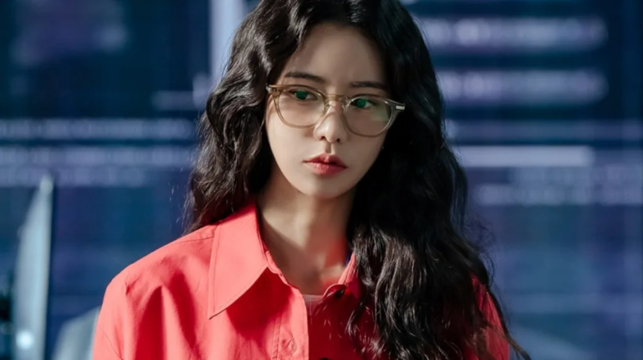 Lim Ji-yeon como Joo Hyun, com expressão séria e olhar cansado