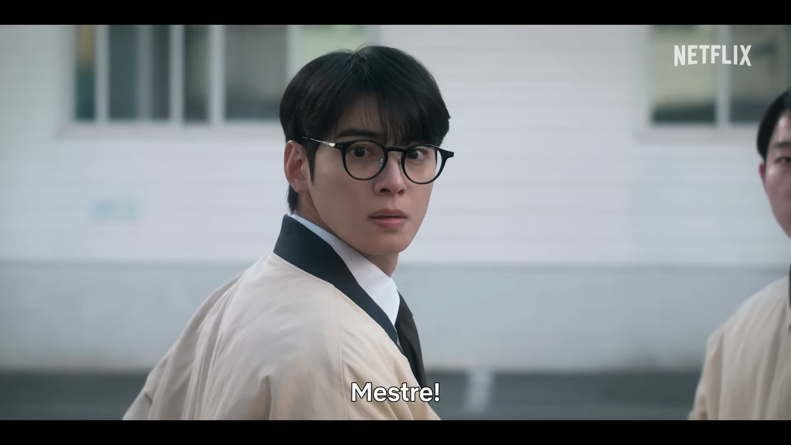 Cha Eun-woo como Lee Woon-jung, com expressão séria