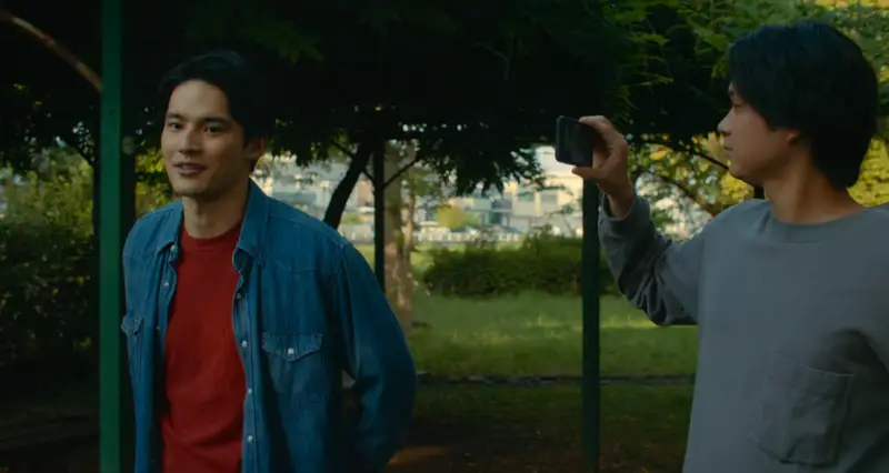 Os atores Ok Taec-yeon e Hayato Isomura caracterizados como Johan e Ryu, caminhando juntos em um cenário urbano de inverno.