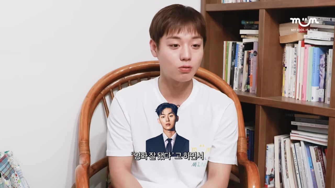 O ator Park Ji-hoon com roupas casuais em ambiente descontraído.