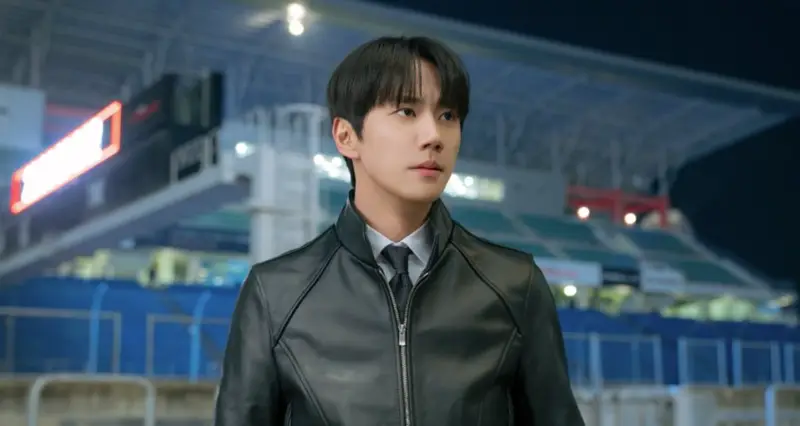 Ator sul-coreano atuando em um ambiente corporativo.