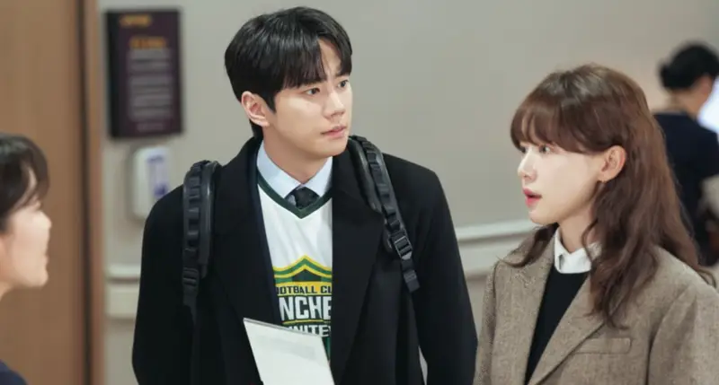 Atores sul-coreanos Jin Goo e Jeon Hye-jin caracterizados como herdeiros de um conglomerado.
