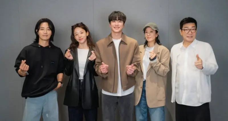 Elenco de apoio de dorama sul-coreano em ambiente de trabalho.