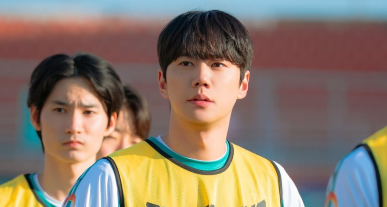 Ator sul-coreano Lee Jun-young em cenário urbano.