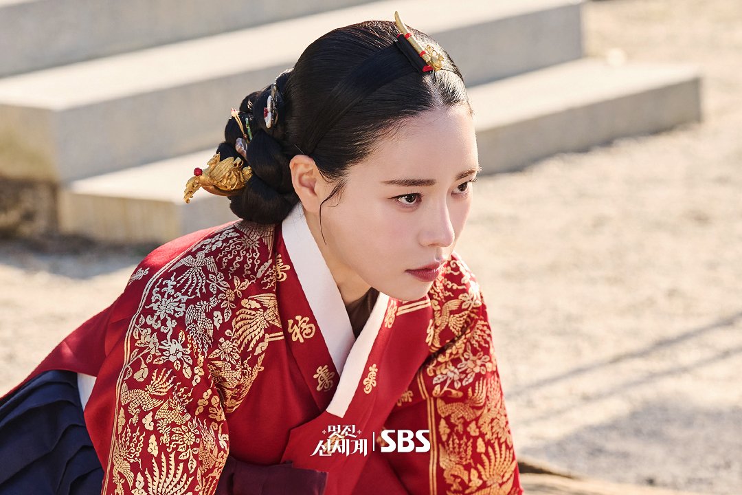 Atriz caracterizada com roupas da era Joseon chorando.