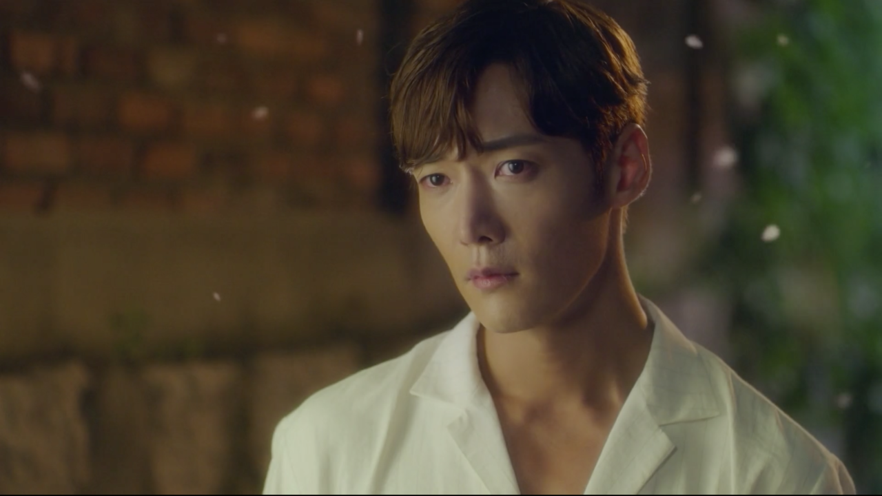 Choi Jin-hyuk sorrindo ao lado de Song Ha-yoon.