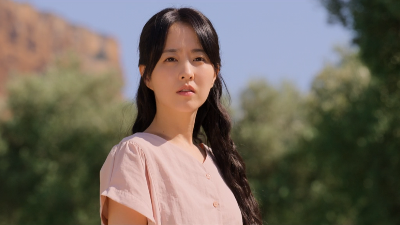 A atriz Park Bo-young com expressão séria em uma cena do dorama.
