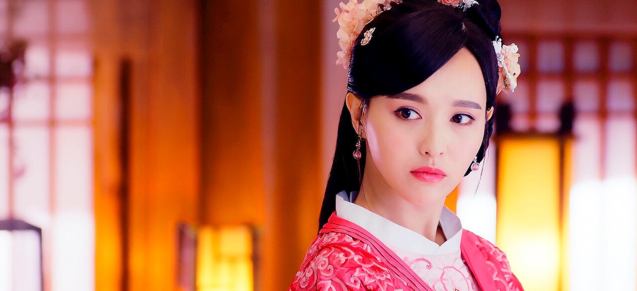 Atriz chinesa com trajes imperiais de época em um cenário palaciano.