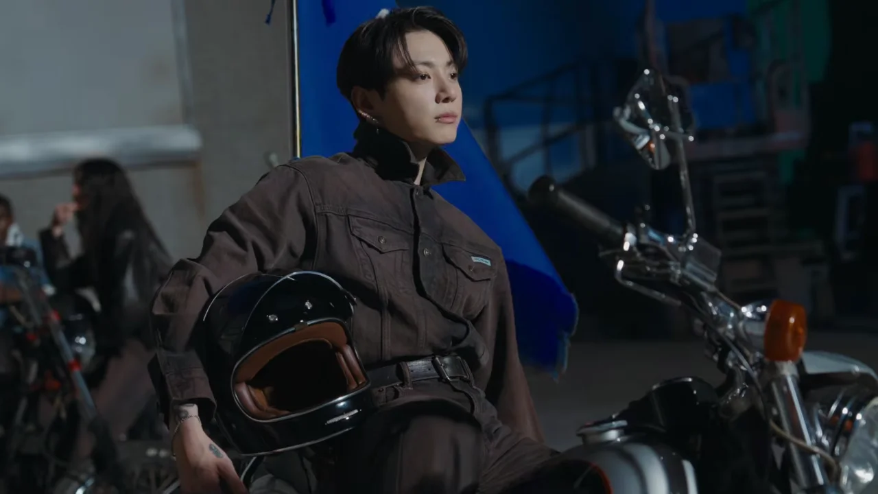 Detalhe das peças de roupa da coleção CK JK assinada por Jung Kook.