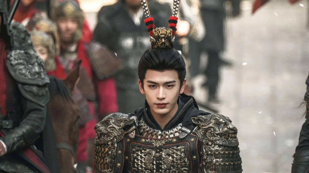 Ator chinês Zhang Linghe caracterizado com vestimentas de época e roupas contemporâneas.