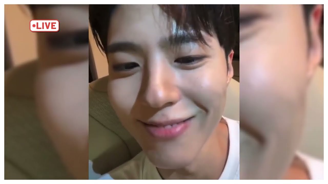 O ator sul-coreano Park Bo Gum olhando para a câmera durante uma transmissão ao vivo.