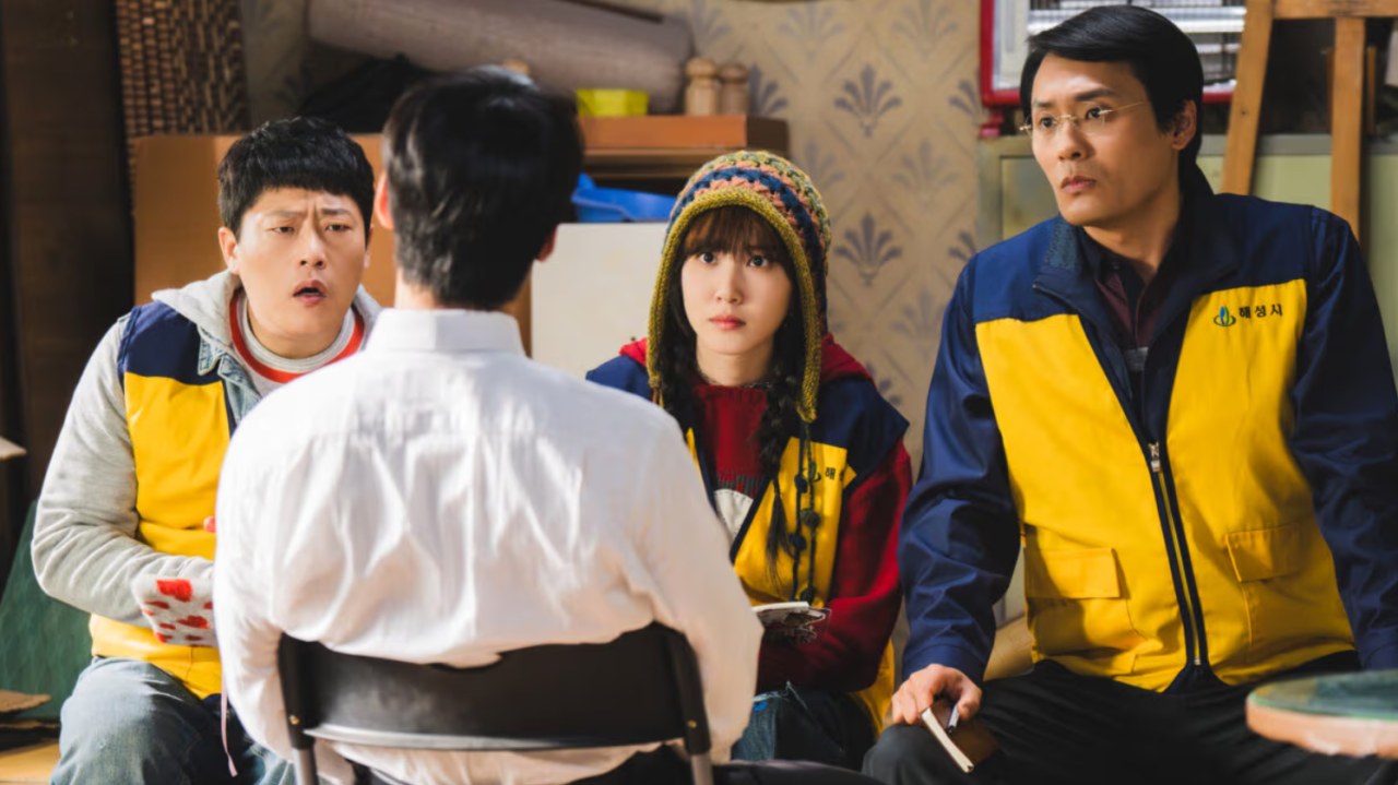 A atriz Park Eun-bin com fones de ouvido ou em um momento reflexivo na série Os SUPERtontos.