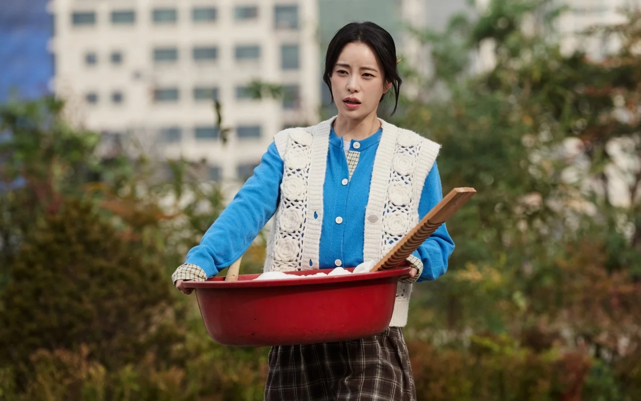 A personagem Shin Seo Ri observando admirada a arquitetura moderna da cidade de Seul