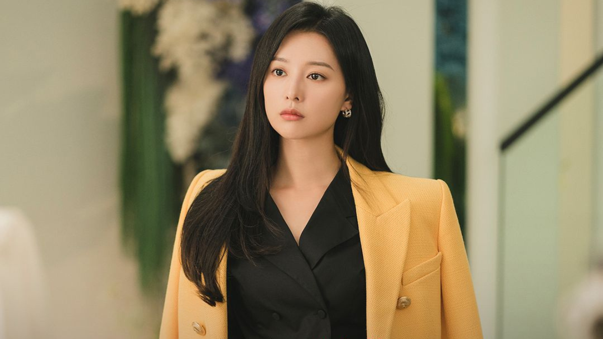 Kim Ji-won interpretando a empresária Hong Hae-in em um escritório luxuoso.