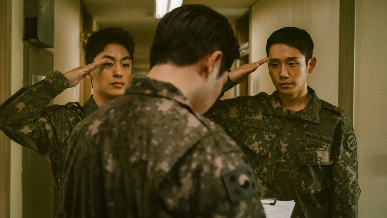 Os atores Jung Hae-in e Koo Kyo-hwan em cena intensa do drama militar D.P.