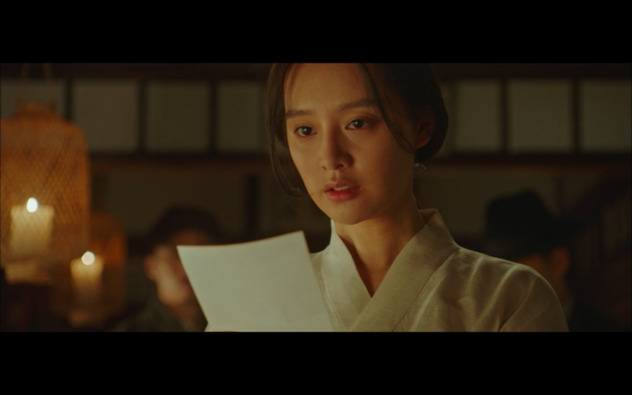 Atriz Kim Ji-won em cena de flashback do drama histórico Mr. Sunshine.