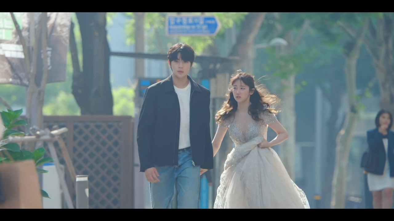O ator Moon Sang Min vestido com trajes sociais.