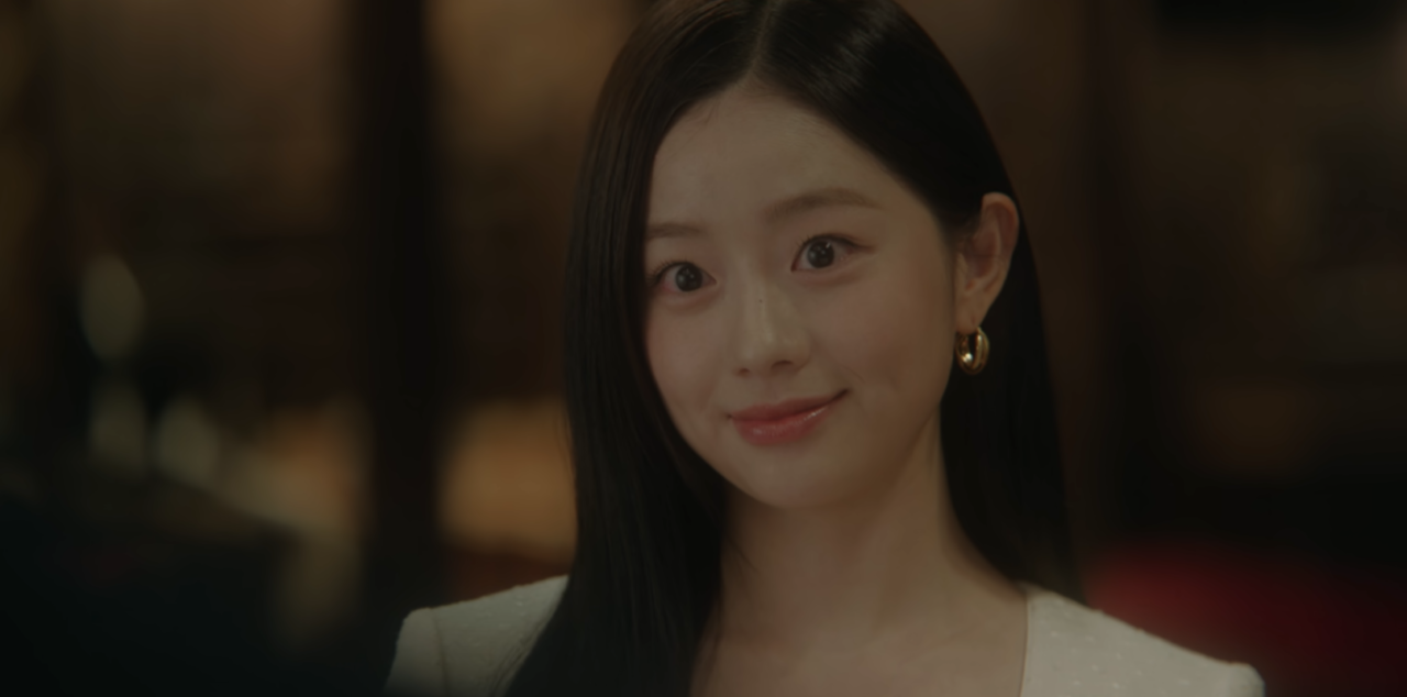 Atriz sul-coreana Chae Seo An vestindo roupas elegantes em ambiente corporativo.
