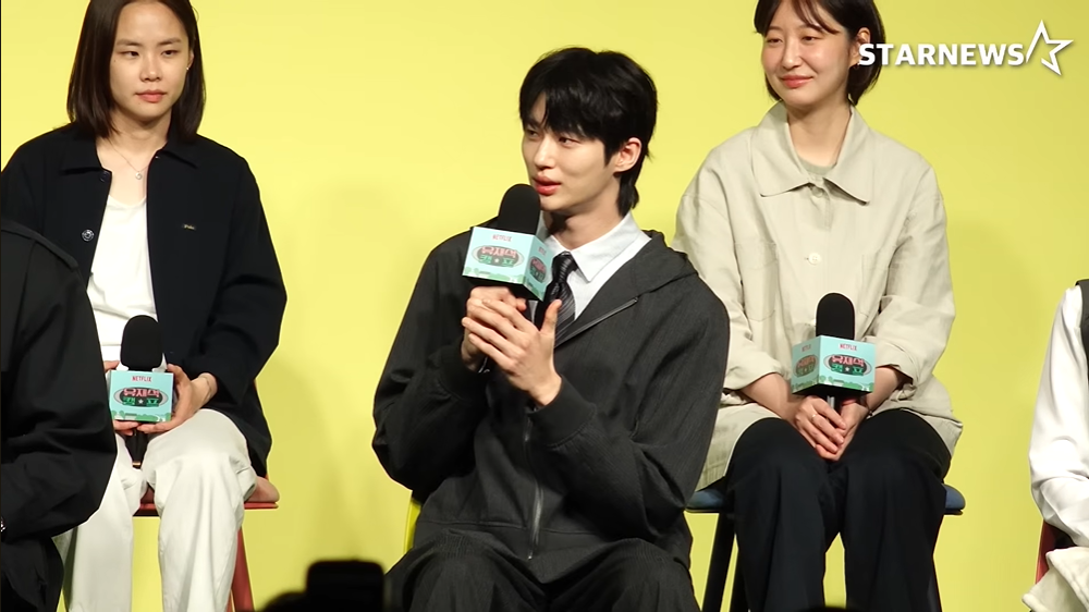 Byeon Woo-seok e o apresentador Yoo Jae-suk interagindo no programa de TV.