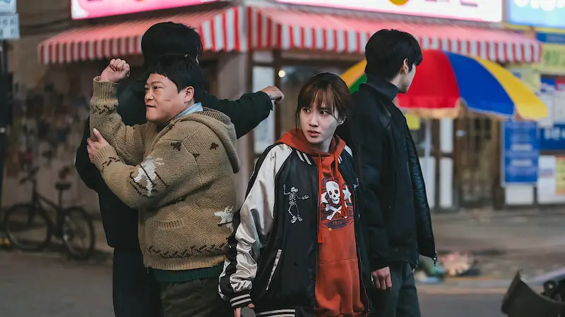 Série Os SUPERtontos com os personagens Un-jeong, Chae-ni, Ro-bin e Gyeong-hun nas ruas de Haeseong.