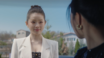 Atriz sul-coreana Chae Seo An com roupas elegantes e postura séria.