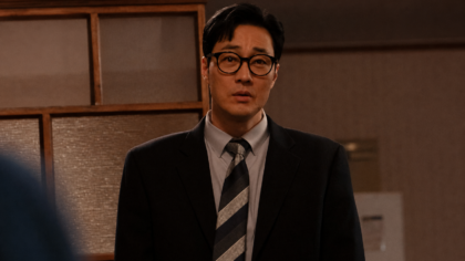 O personagem Gerente Kim, interpretado por So Ji Sub, demonstrando tensão contida ao perceber a quebra da segurança em sua rotina doméstica.