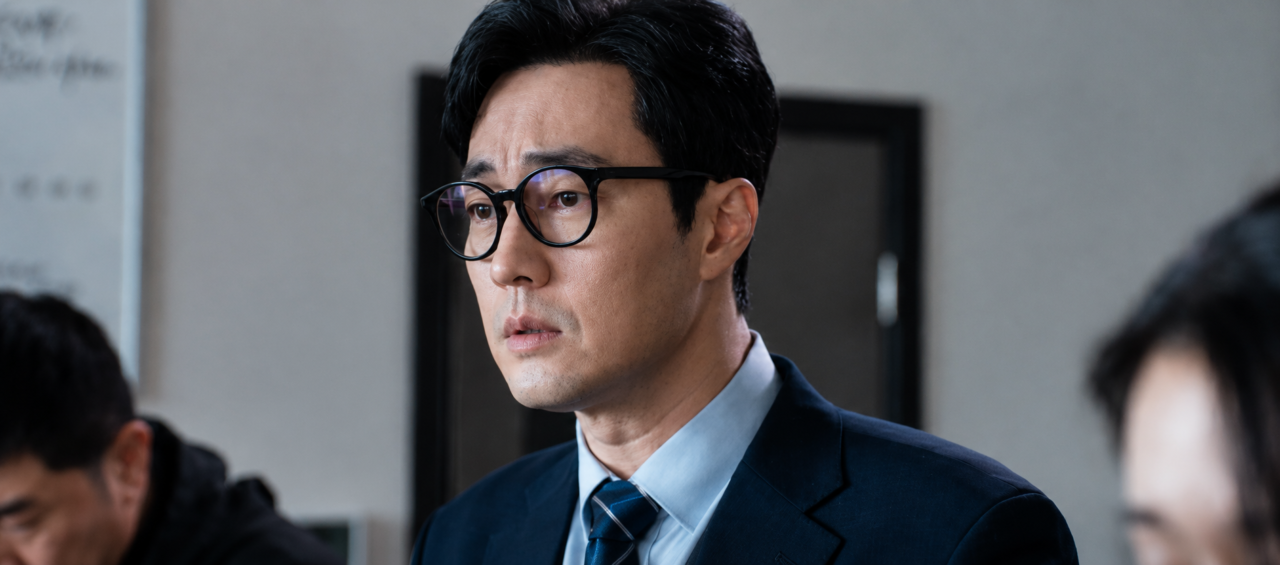 So Ji Sub caracterizado como o protagonista disfarçado na série Agente Kim: Reativado