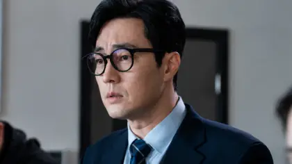 O ator So Ji Sub caracterizado como o protagonista de Agente Kim: Reativado