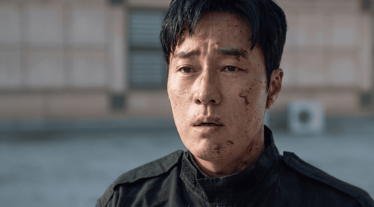  So Ji Sub enfrentando oposição física em cena de ação na série.