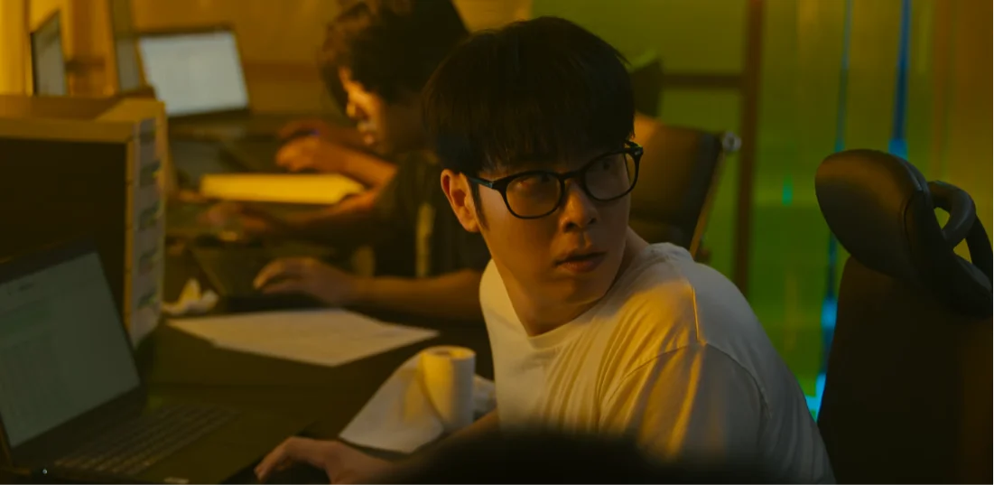 Bong Geun Dae infiltrado e em momento de tensão no sétimo episódio do k-drama