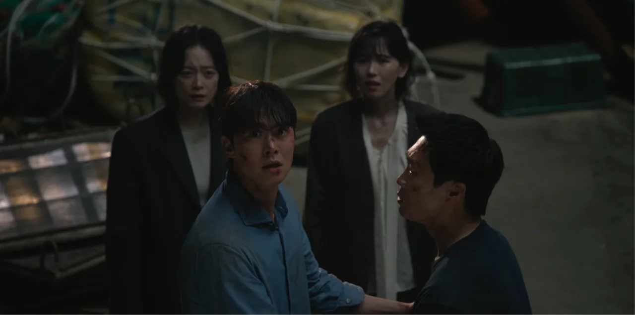 Os protagonistas da trama sul-coreana em momento de exaustão durante a resolução do conflito