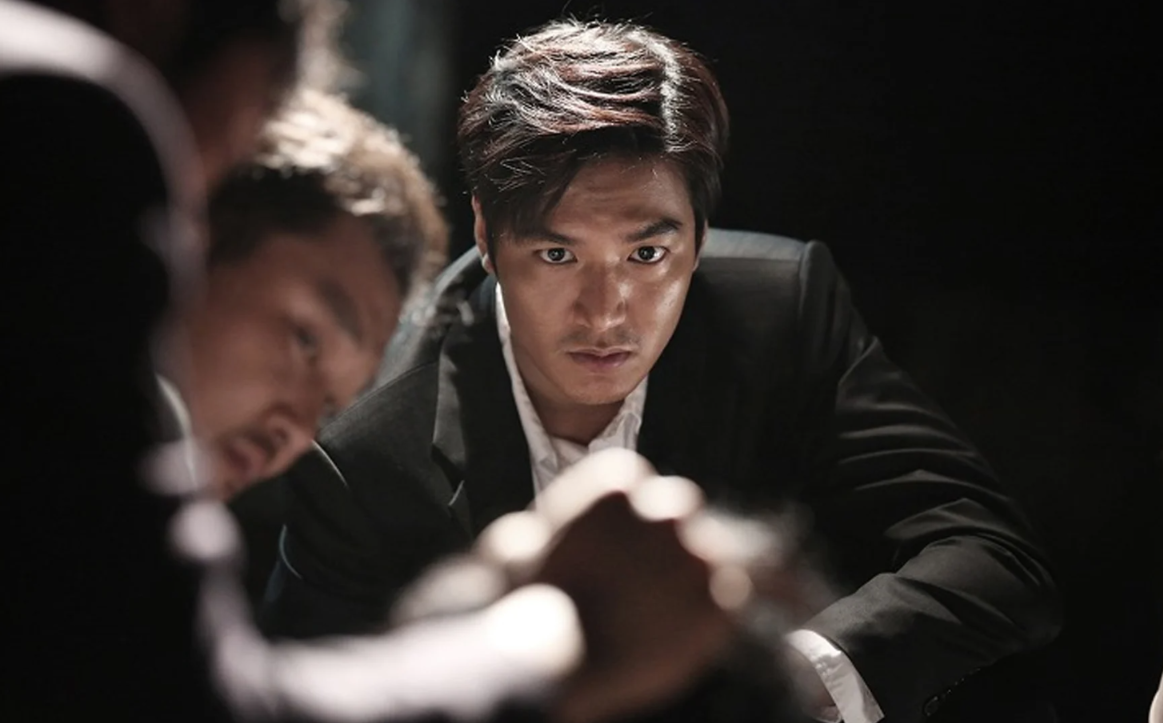 O ator Lee Min-ho vestido com trajes de época com feição séria na série Pachinko