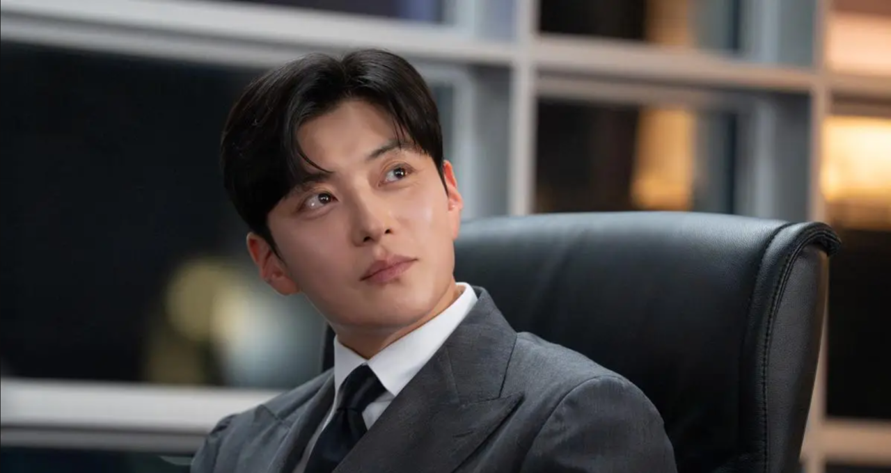 Ator sul-coreano Jang Seung Jo com postura intimidadora diante da protagonista.