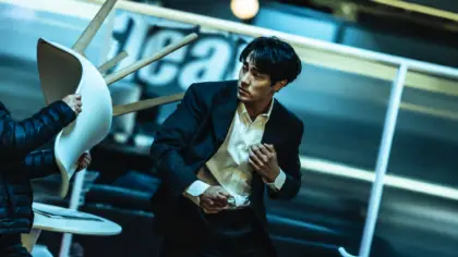 O ator So Ji Sub em cena, caracterizado para produções de ação e suspense