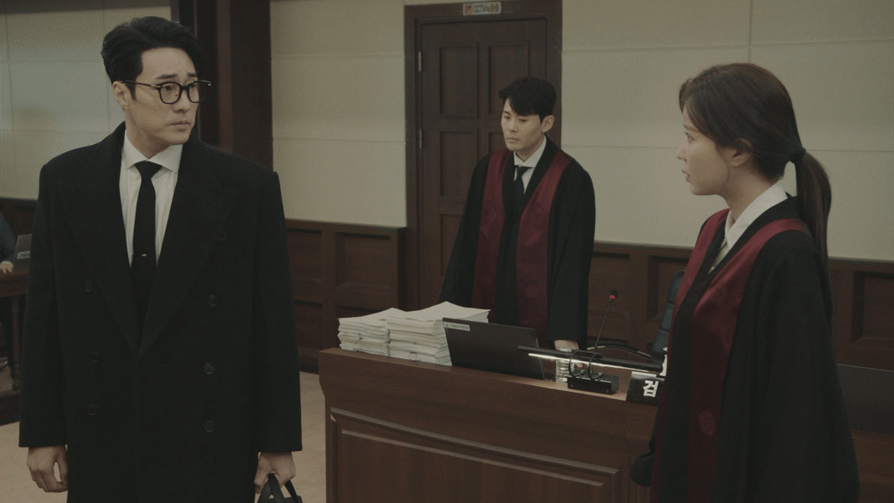 A promotora Geum Seok Young e o empresário Jayden Lee em um momento de tensão durante o cruzamento de provas criminais