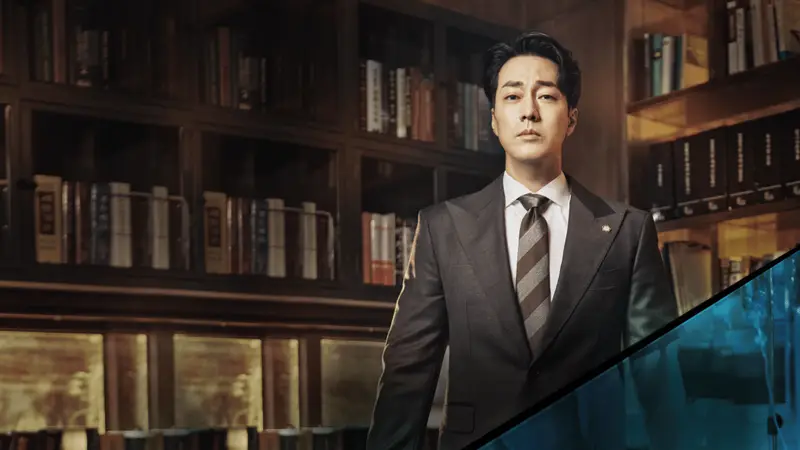 O protagonista Han Yi Han vestido com um terno escuro e olhar focado, caminhando pelos corredores de um tribunal