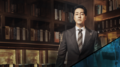 O protagonista Han Yi Han vestido com um terno escuro e olhar focado, caminhando pelos corredores de um tribunal