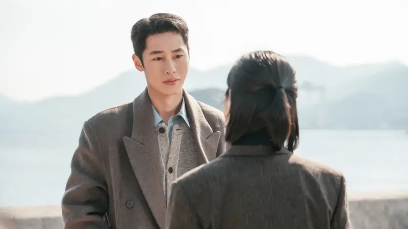 Os atores Lee Jae Wook e Shin Ye Eun em uma cena de diálogo tenso, refletindo os impasses da dinâmica entre os protagonistas.