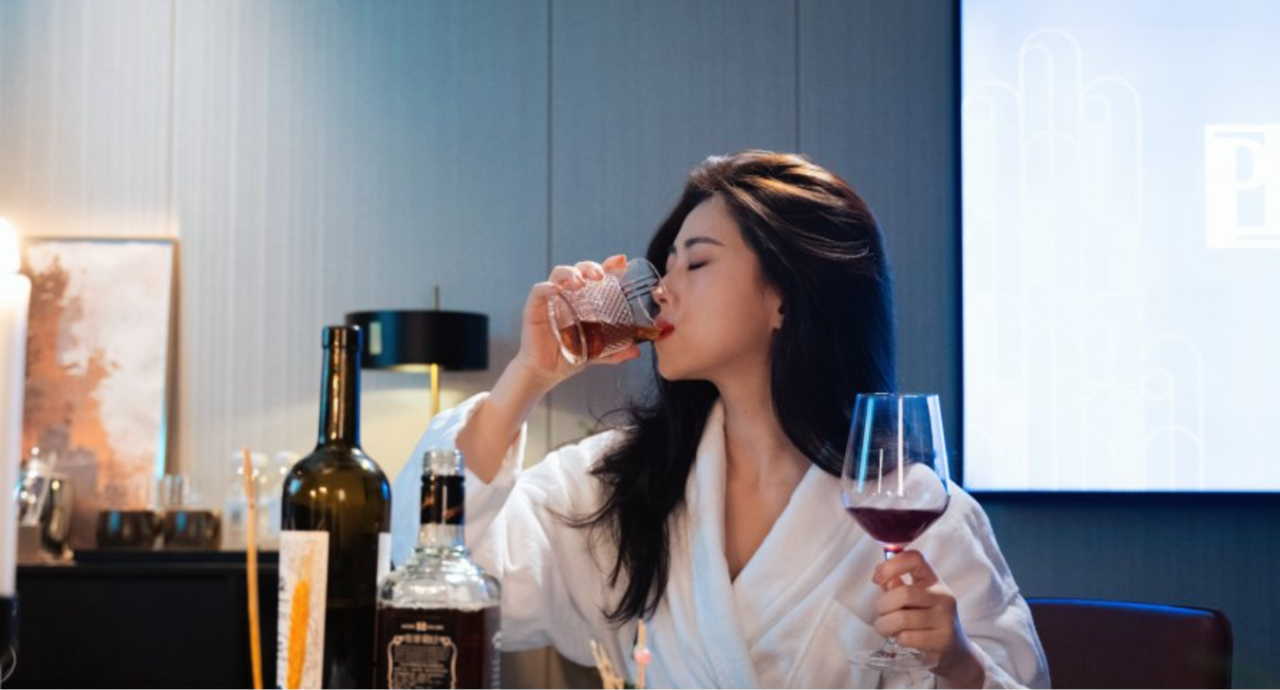 cena Xu Mi Yu busca um recomeço e Ji Feng chega ao Hotel Pu Rong
