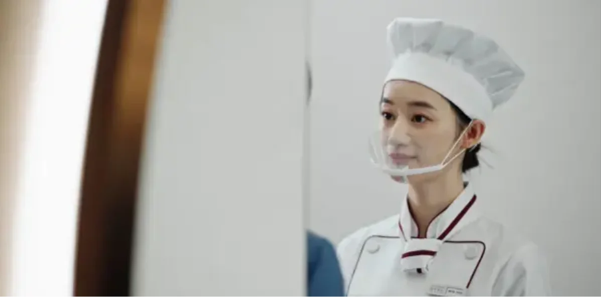 cena  Mi Yu ajuda Ji Feng a conseguir um frasco de shampoo e descobre um novo mistério