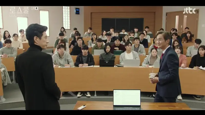 Estudantes de direito sentados em sala de aula analisando um caso em Faculdade de direito