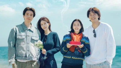 O elenco formado por Gong Yoo, Lee Dong Wook, Kim Go Eun e Yoo In Na reunido em um ambiente descontraído durante a viagem comemorativa