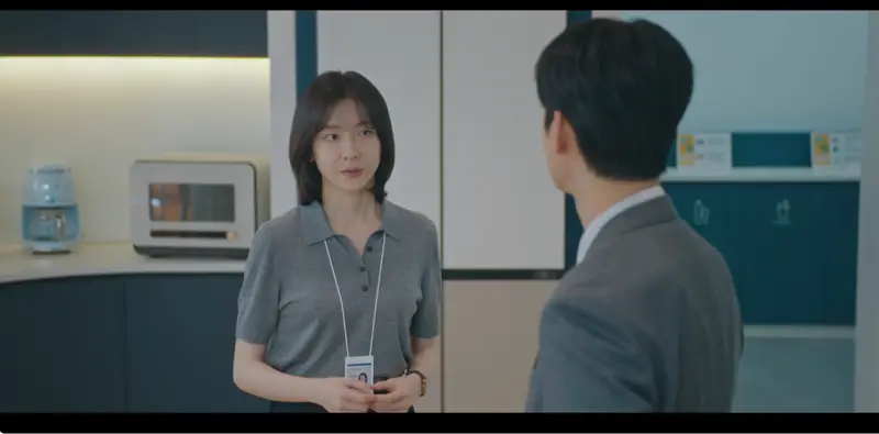 Cha Ji Yoon em uma conversa séria com o homem dos três nãos Kang Si Woo.