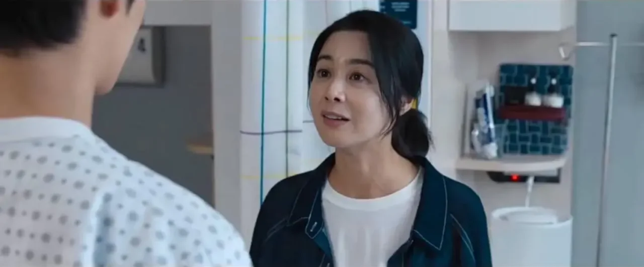 O estudante Jung Hyeon Min cansado em frente aos cadernos em Aprendendo a Lição