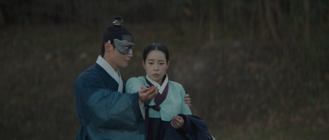 Atores sul-coreanos caracterizados com trajes de época da dinastia Joseon.
