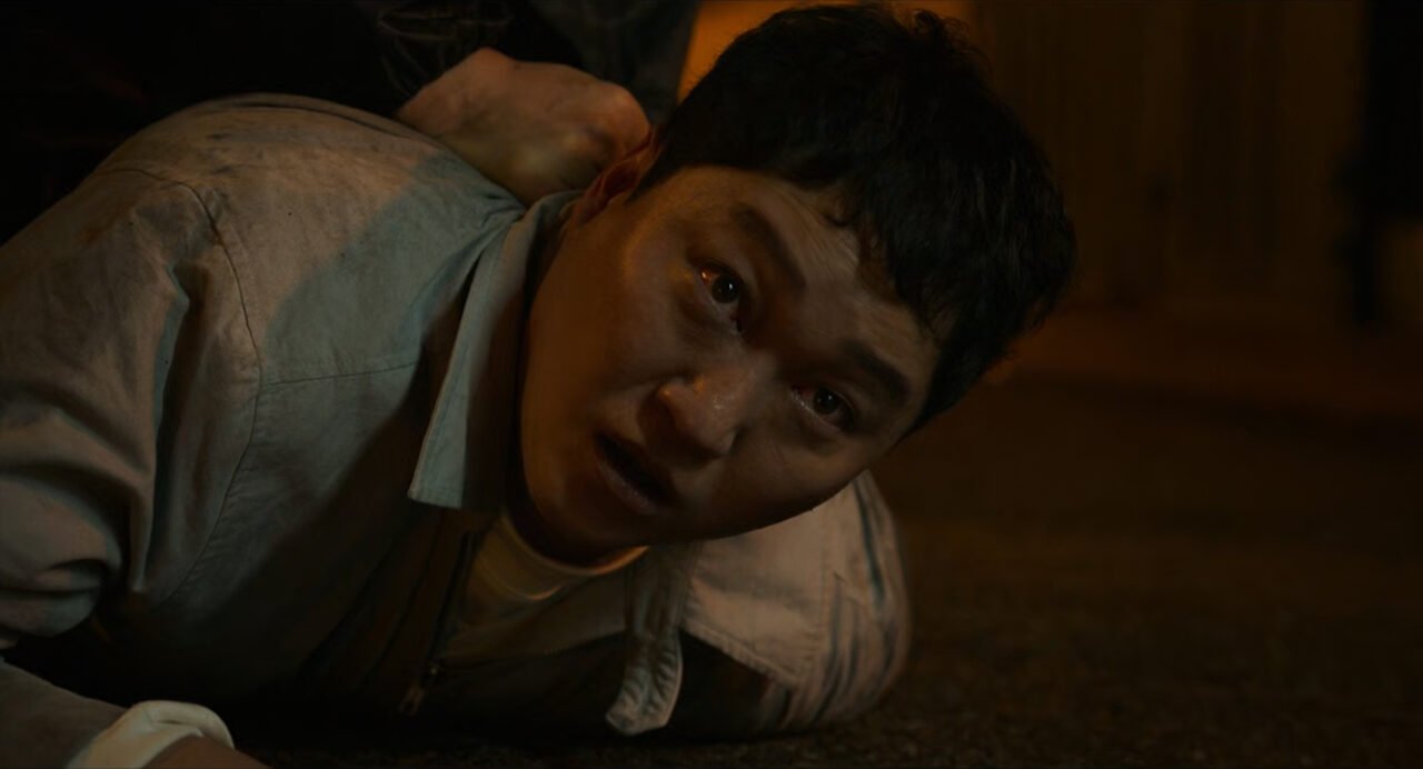 O ator Kim Dae Myung caracterizado como o misterioso dono de restaurante na série Light Shop